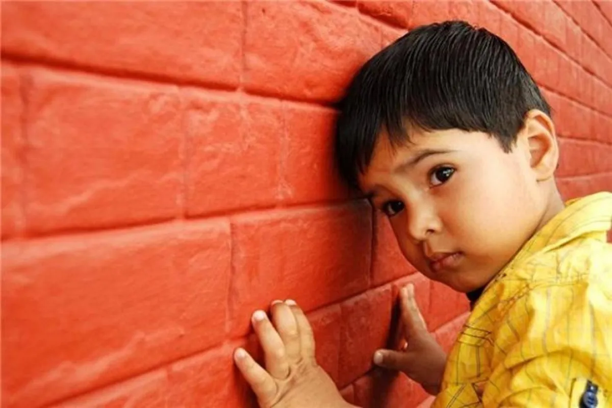 صورة لطفل تائه حزين