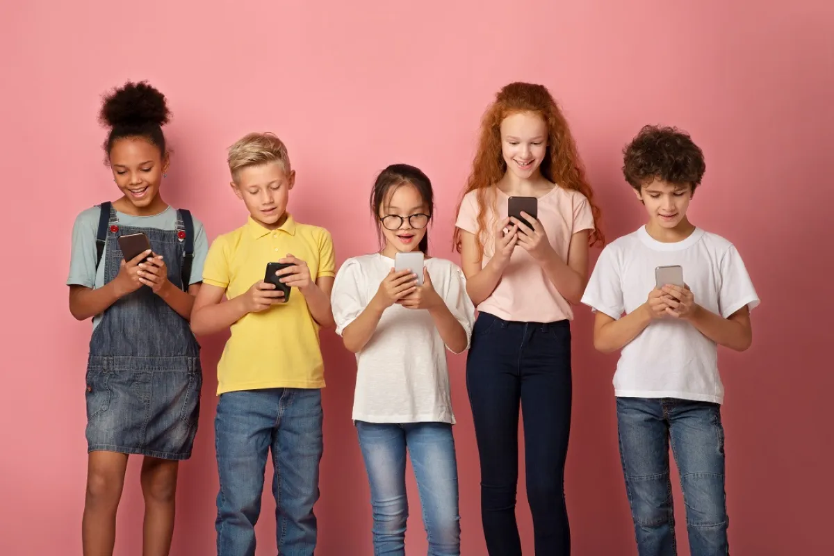 صورة لأطفال يمسكون بالجوال بين أيديهم