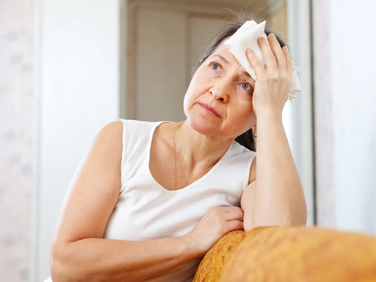 سيدة تواجه تحديات انقطاع الطمث Image by bearfotos on Freepik