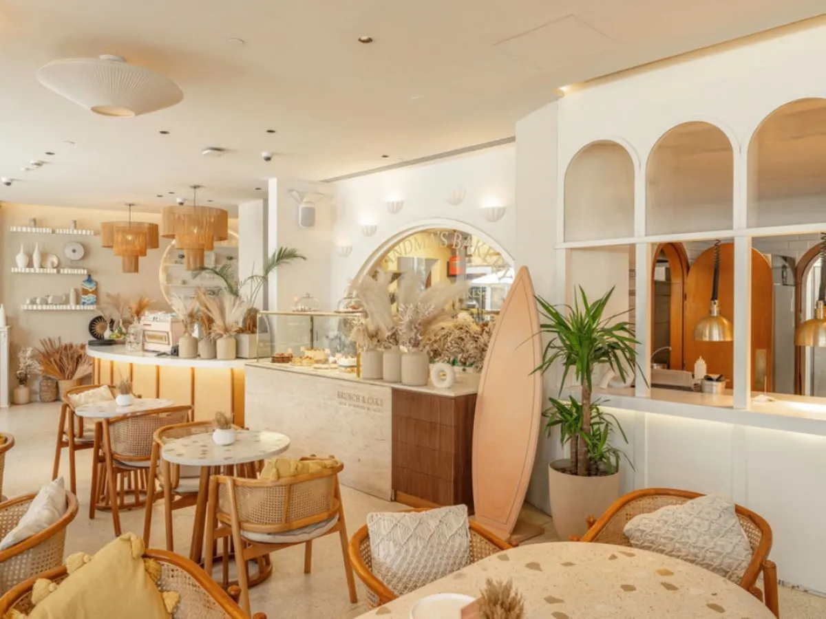 لقطة لداخل برانش & كيك أندر ذا تري -الصورة من صفحة brunchandcakeksa الرسمية