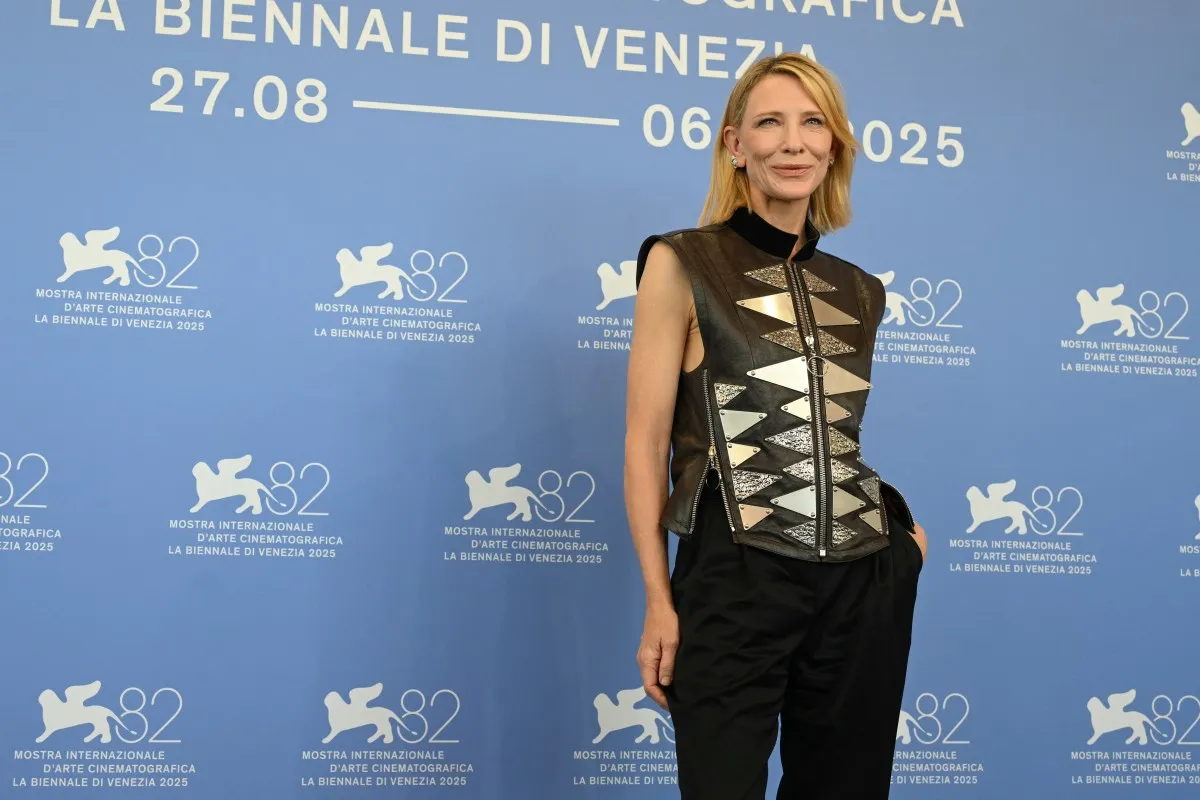 كيت بلانشيت Cate Blanchett في مهرجان فينيسيا السينمائي 2025 – مصدر الصورة (Photo by Tiziana FABI / AFP)