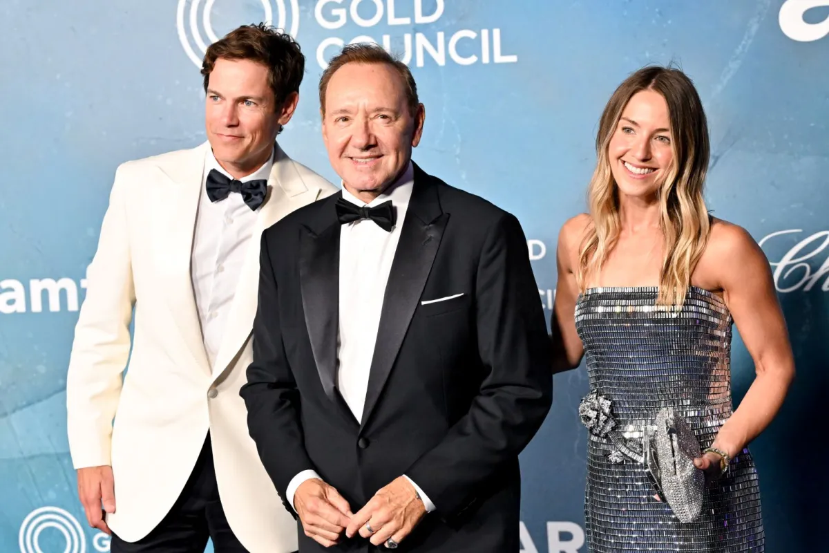 إيفان لوينشتاين، كيفن سبيسي، لوسي لوينشتاين Evan Lowenstein, Kevin Spacey, Lucie Lowenstein، حفل أمفار فينيسيا 2025. مصدر الصورة: Earl Gibson III/Deadline via Getty Images