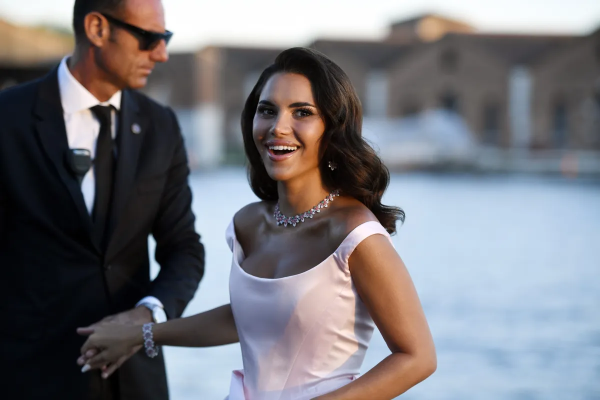  نجود الرميحي Nojoud Alrumaihi في حفل أمفار الخيري، فينيسيا 2025 ( مصدر الصورة: Ryan Emberley/amfAR via Getty Images)