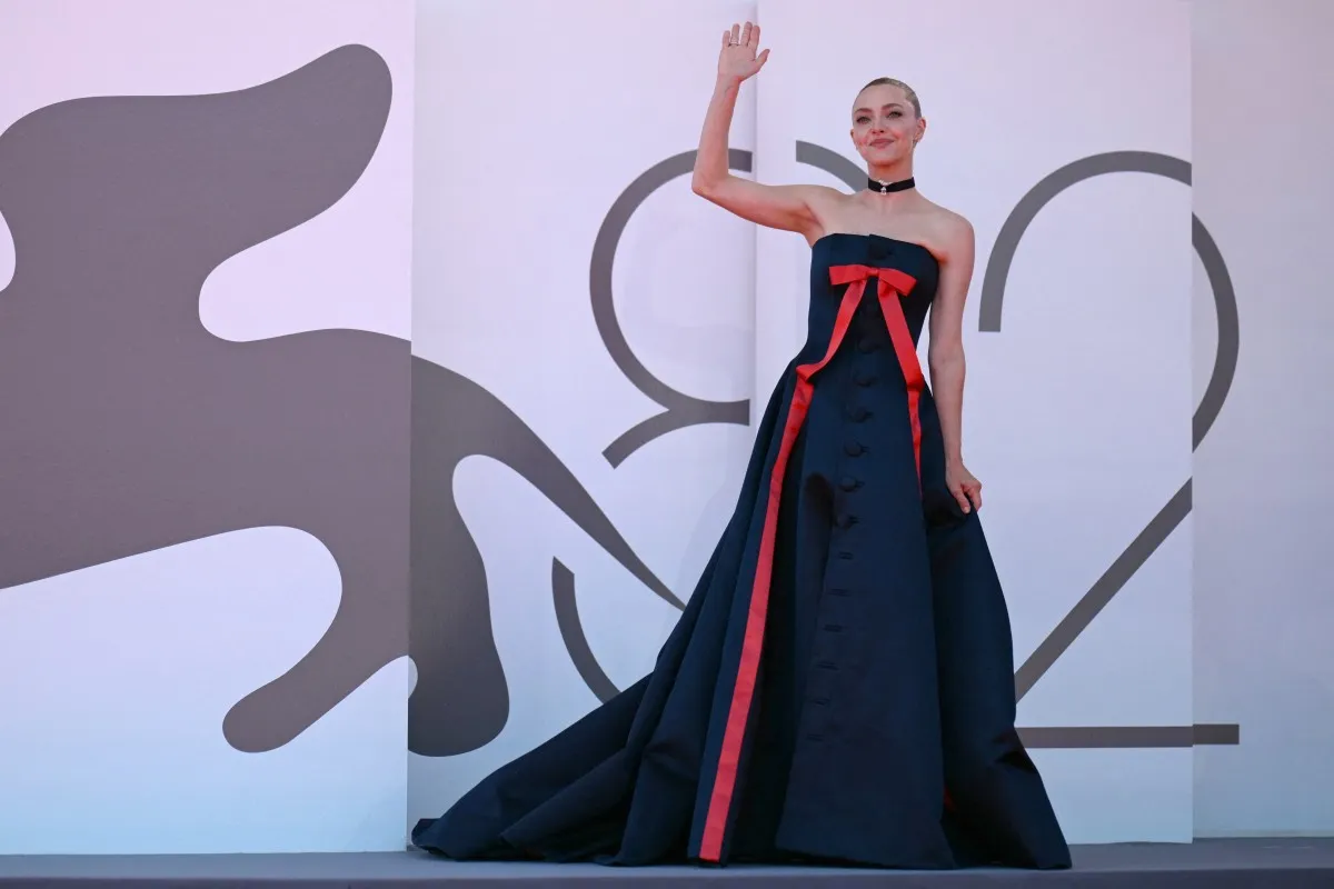 أماندا سيفرايد Amanda Seyfried في مهرجان فينيسيا السينمائي الدولي بنسخته ال82 ( Amanda Seyfried at the 82nd International Venice Film Festival). مصدر الصورة: Tiziana FABI / AFP