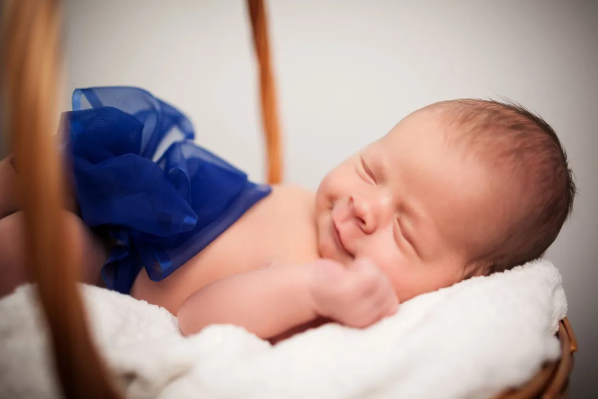 صورة مولود يبتسم