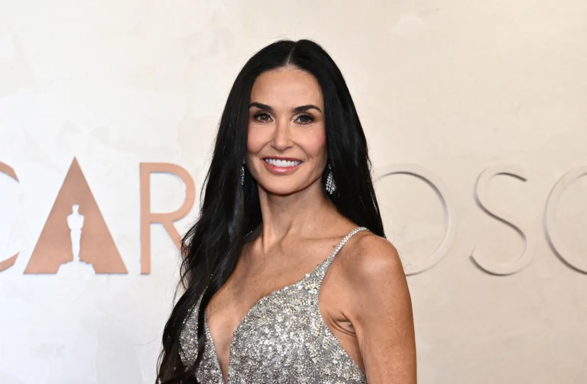 ديمي مور في حفل توزيع جوائز الأوسكار السنوي السابع والتسعين ( Demi Moore at the 97th Annual Academy Awards ). مصدر الصورة:ANGELA WEISS / AFP