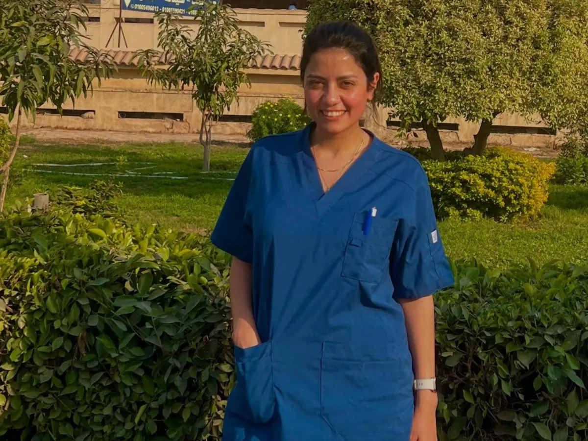 سهر الصايغ بالزي الرسمى لمهنتها كطبيبة أسنان- الصورة من حسابها على إنستغرام