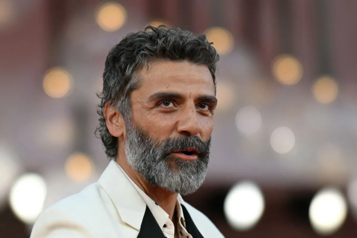 أوسكار إسحاق في مهرجان فينيسيا السينمائي الدولي بنسخته ال82 ( Oscar Isaac at the 82nd Venice International Film Festival). مصدر الصورة: Tiziana FABI / AFP