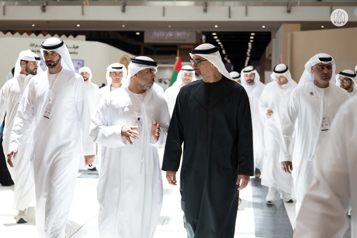 الشيخ خالد بن محمد بن زايد آل نهيان، ولي عهد أبوظبي رئيس المجلس التنفيذي لإمارة أبوظبي خلال جولته في معرض أبوظبي للصيد والفروسية. الصورة من مكتب أبوظبي الإعلامي