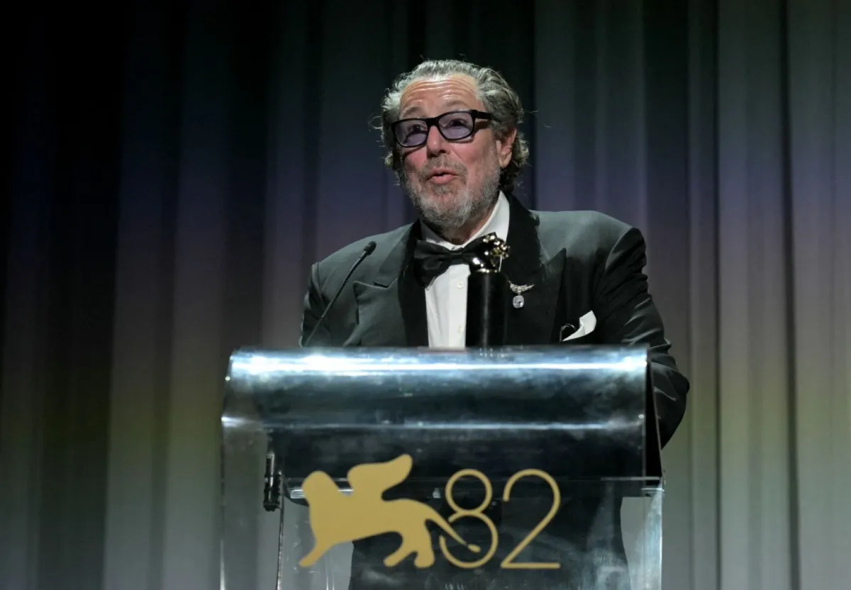 جوليان شنابل Julian Schnabel، من مهرجان فينيسيا السينمائي 2025. مصدر الصورة: Tiziana FABI / AFP