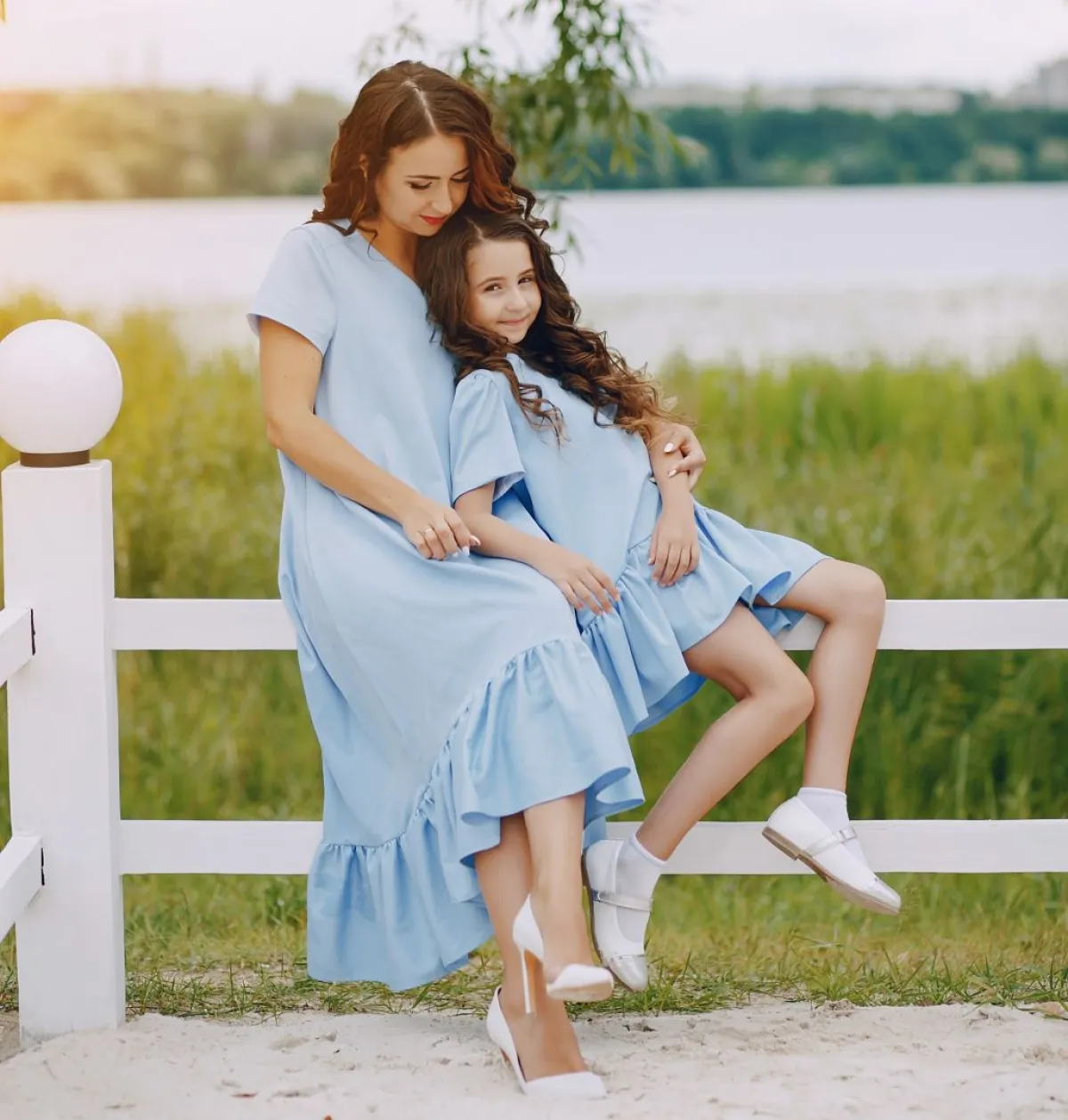 صورة لأم تصادق ابنتها