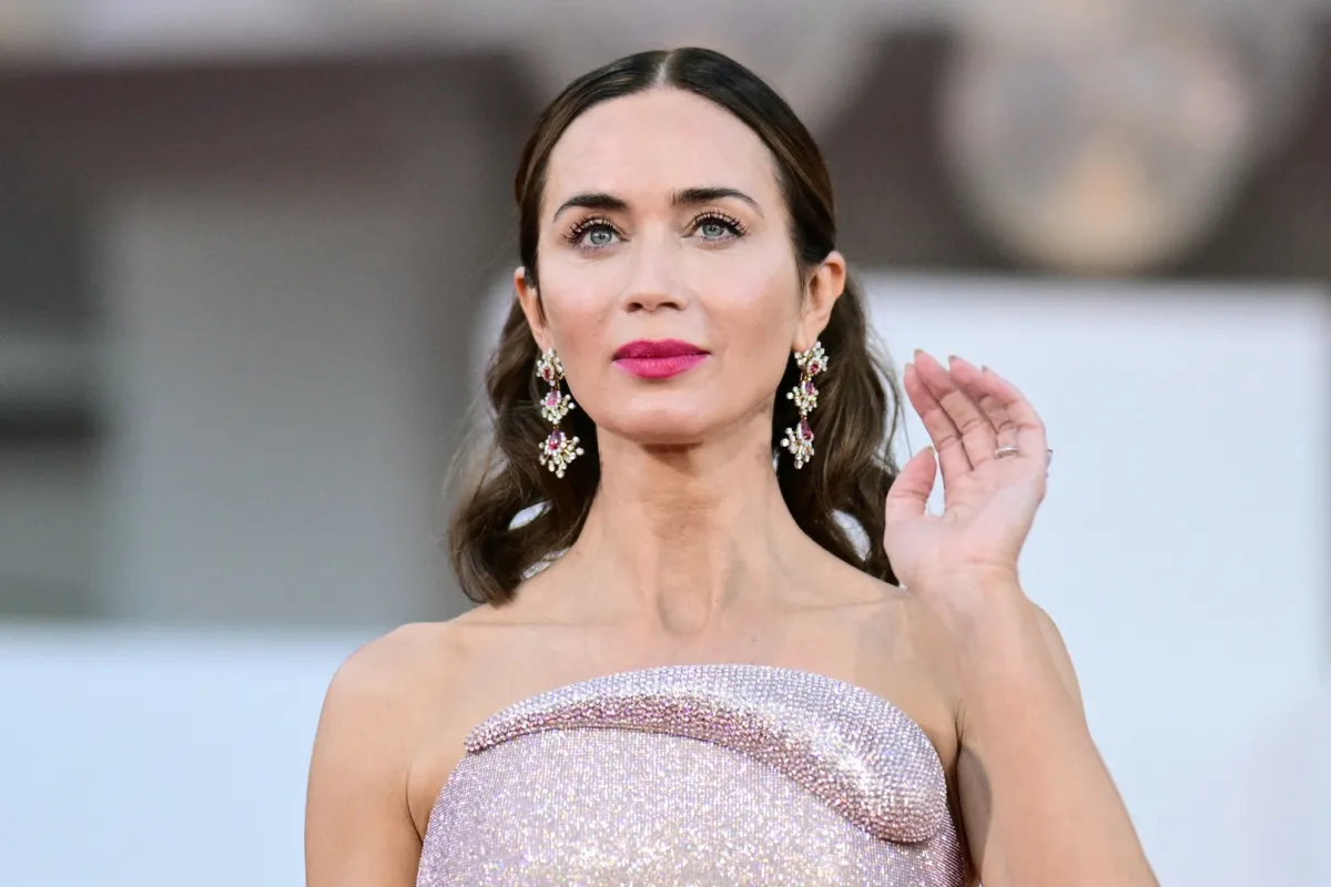 إيميلي بلانت  Emily Blunt في مهرجان فينيسيا السينمائي 2025 ( مصدر الصورة: Tiziana FABI / AFP)