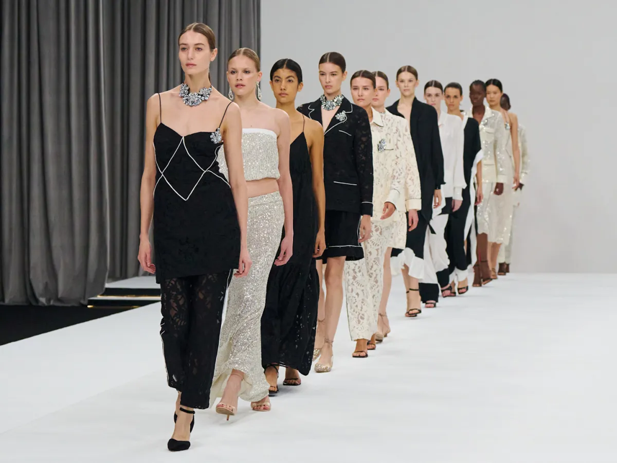 من عرض لو توينز Le Twins - الصورة من Launchmetrics/Spotlight ©