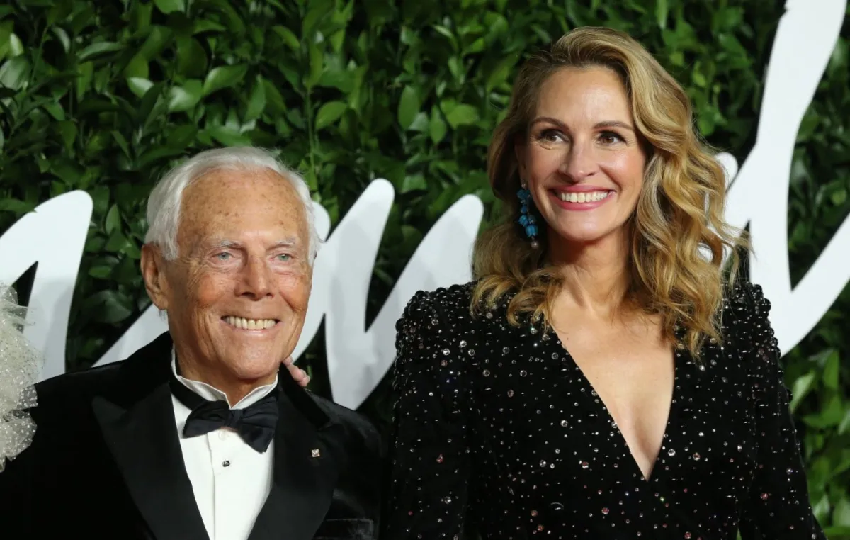 جورجيو أرماني وجوليا روبرتس في حفل توزيع جوائز الموضة 2019 في لندن (Giorgio Armani and Julia Roberts at The Fashion Awards 2019 in London). مصدر الصورة: Isabel Infantes / AFP
