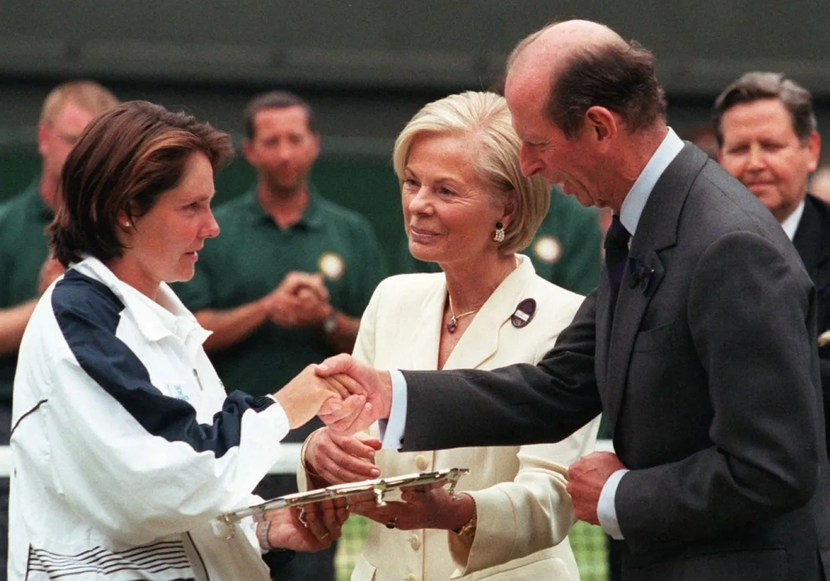 دوق إدوارد من كينت ودوقة كاثرين من كينت في بطولة ويمبلدون للتنس (Duke Edward of Kent and Duchess Katharine of Kent at the Wimbledon Tennis Championships). مصدر الصورة:  PASCAL PAVANI / AFP