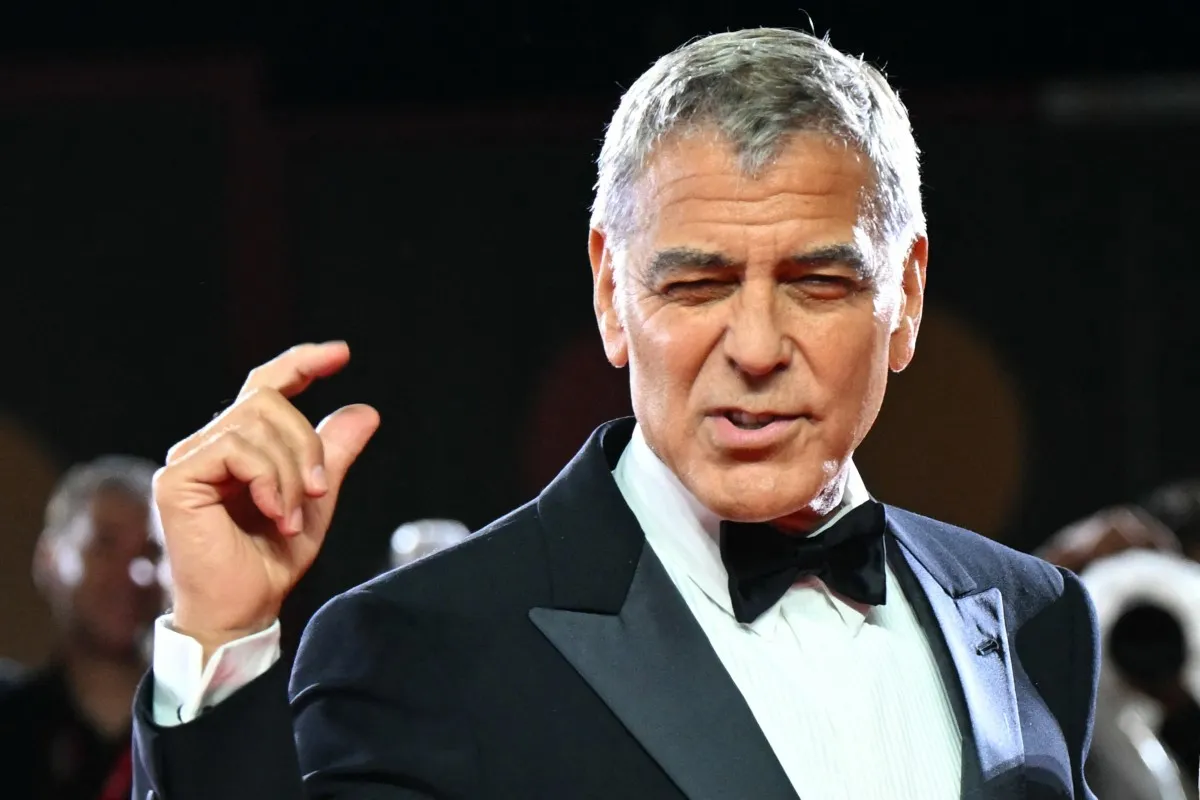 جورج كلوني بلقطة عفوية في مهرجان فينيسيا السينمائي 2025 - George Clooney at the 82nd International Venice Film Festival- مصدر الصورة Stefano RELLANDINI / AFP