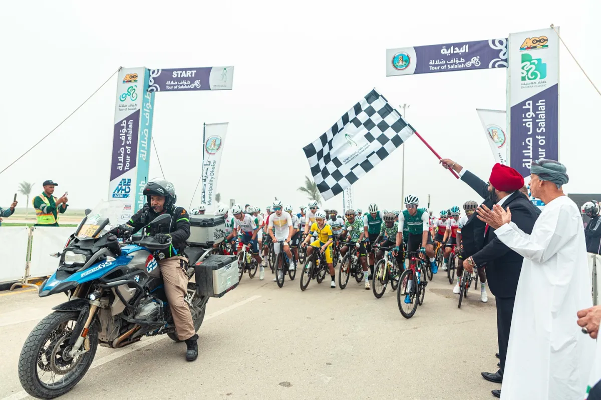 لحظة انطلاق سباق طواف صلالة للدراجات الهوائية. الصورة من الحساب الرسمي للاتحاد العُماني للدراجات الهوائية