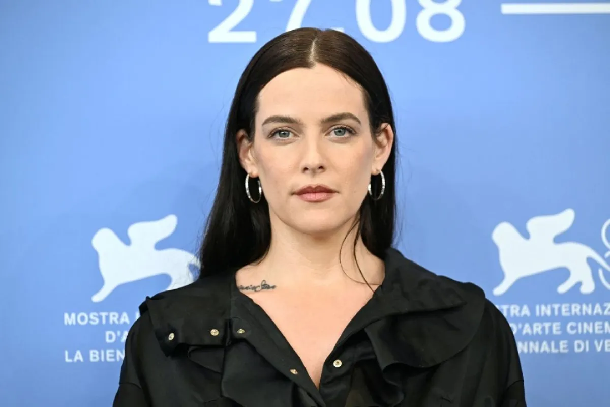 رايلي كيو من مهرجان فينيسيا السينمائي 2025  Riley Keough at the 82nd International Venice Film Festival - مصدر الصورة: (Photo by Stefano RELLANDINI / AFP)