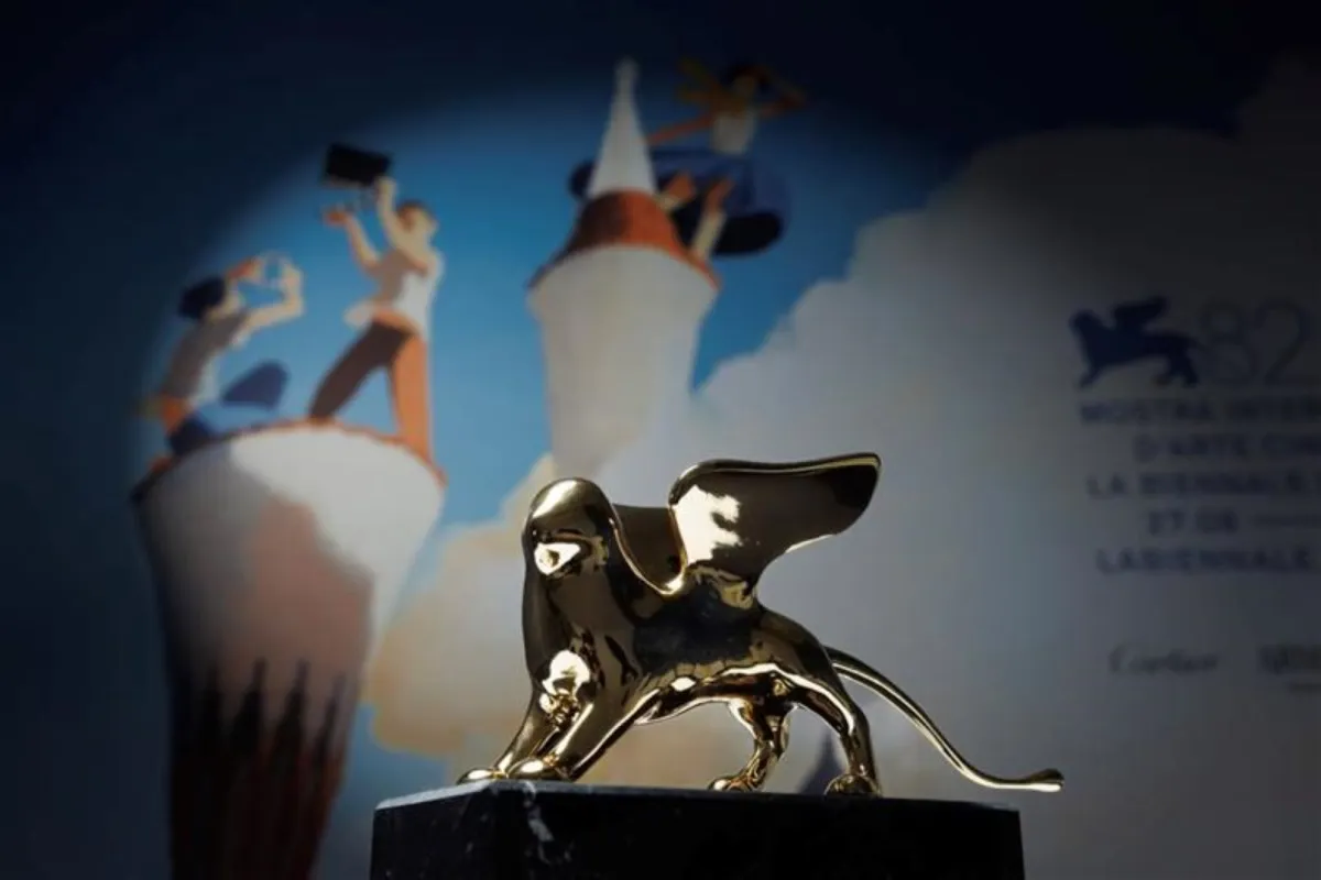  الصورة الرسمية للأسد الذهبي جائزة مهرجان فينيسيا 2025 – مصدر الصورة المركز الإعلامي لمهرجان فينيسيا