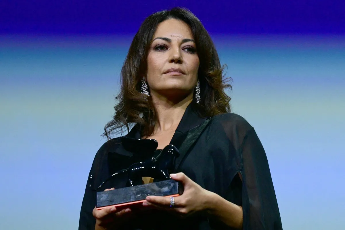 مريم التوزاني تحصد جائزة أرماني بيوتي من الجمهور، التي نالتها عن فيلمها "شارع مالقة" في الدورة الثانية والثمانين لمهرجان البندقية السينمائي (  Maryam Touzani receives the Armani Beauty Audience Award for her film "Málaga Street" at the 82nd Venice Film Festival.). مصدر الصورة: Tiziana FABI / AFP