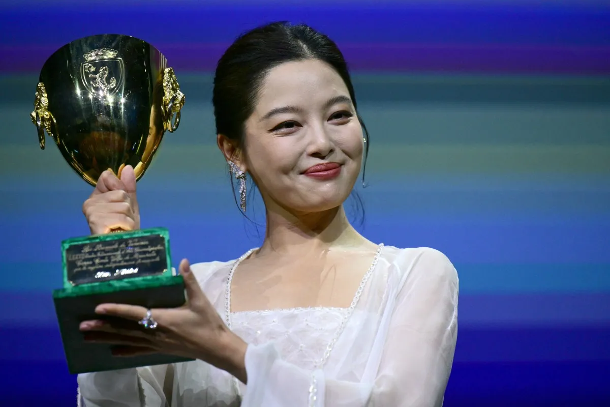 شين تشيلي Xin Zhilei في حفل توزيع جوائز مهرجان فينيسيا السينمائي 2025. مصدر الصورة: Tiziana FABI / AFP