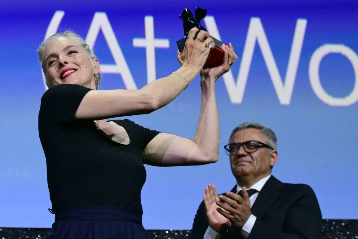 فاليري دونزيلي Valerie Donzelli، من حفل توزيع جوائز مهرجان فينيسيا السينمائي 2025. مصدر الصورة: Tiziana FABI / AFP