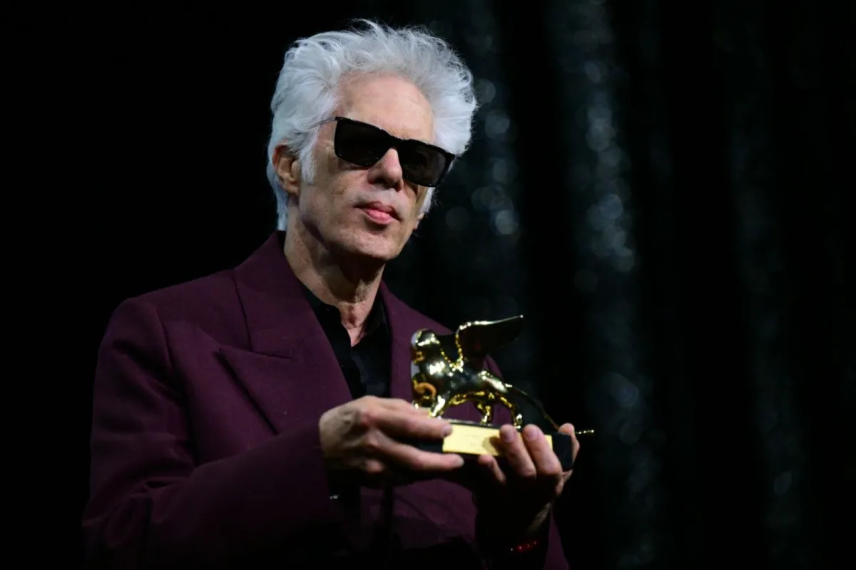 جيم جارموش Jim Jarmusch، من حفل توزيع جوائز مهرجان فينيسيا السينمائي 2025. مصدر الصورة: Tiziana FABI / AFP