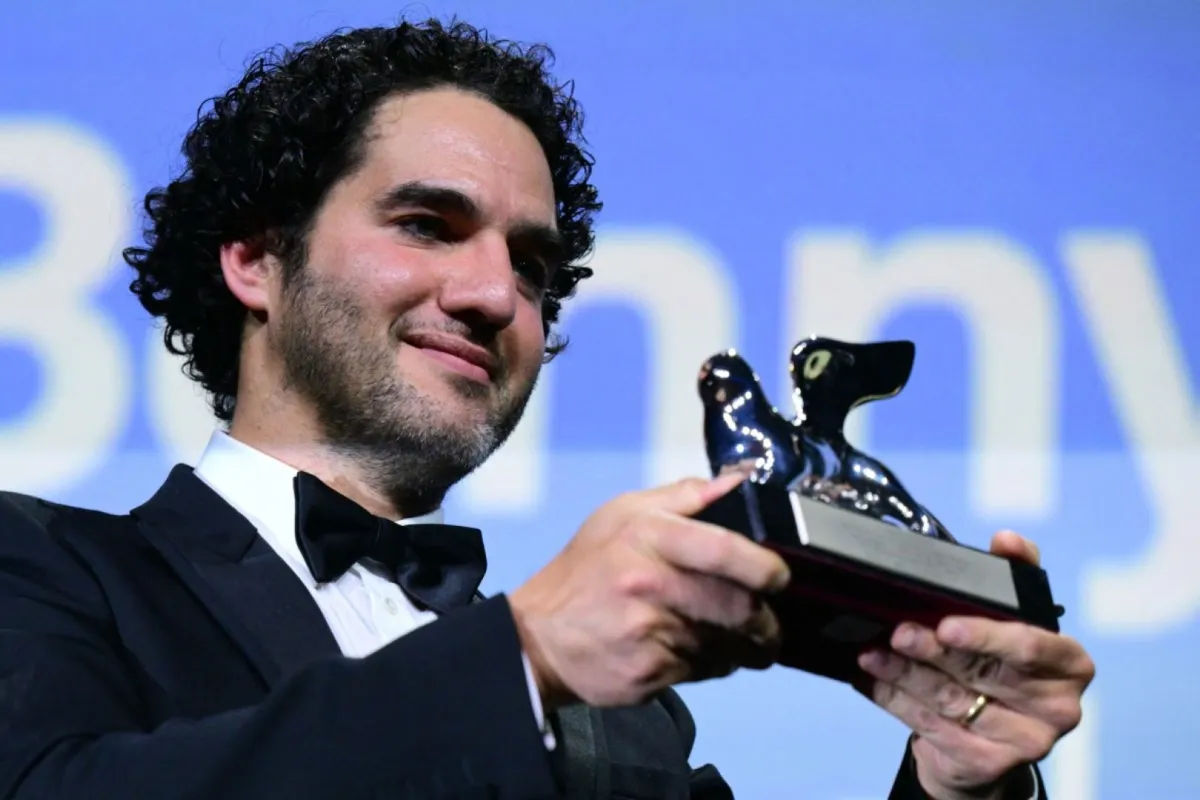 بيني سافدي Benny Safdie في حفل توزيع جوائز مهرجان فينيسيا السينمائي 2025. مصدر الصورة: Tiziana FABI / AFP