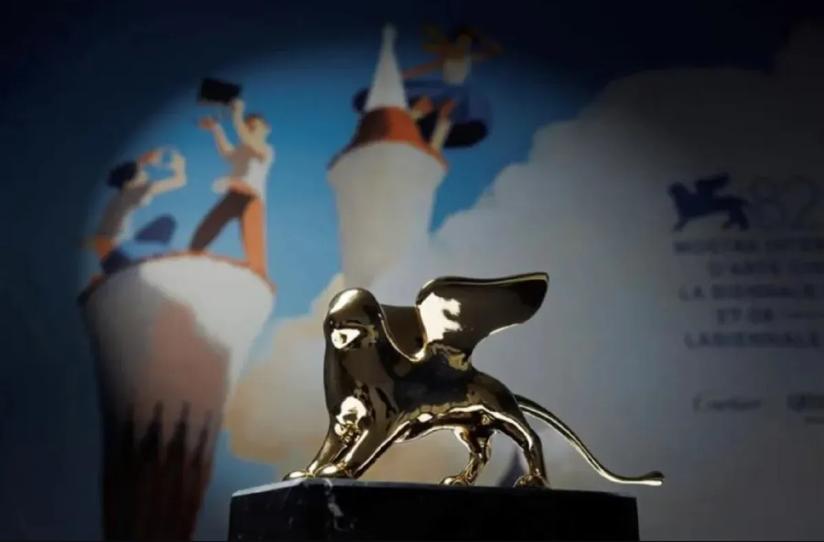 الصورة الرسمية للأسد الذهبي جائزة مهرجان فينيسيا 2025 – مصدر الصورة المركز الإعلامي لمهرجان فينيسيا