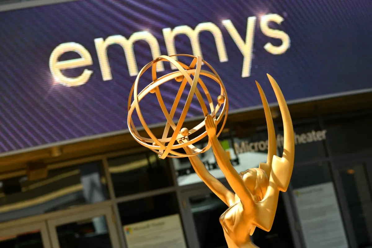 تمثال إيمي في مسرح مايكروسوفت في لوس أنجلوس، كاليفورنيا (Emmy statue at the Microsoft Theater in Los Angeles, California). مصدر الصورة: Chris DELMAS / AFP