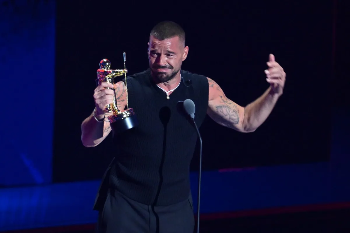 ريكي مارتن Ricky Martin من حفل توزيع جوائز إم تي في للفيديو الموسيقي 2025. مصدر الصورة:  ANGELA WEISS / AFP