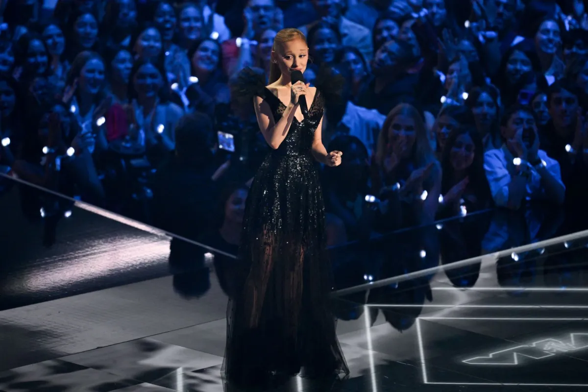 أريانا غراندي Ariana Grande من حفل توزيع جوائز MTV VMAs عام 2025. مصدر الصورة: ANGELA WEISS / AFP 