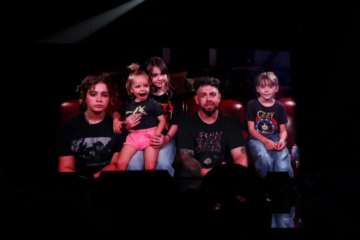جاك أوزبورن مع أحفاد أوزي Jack Osbourne with Ozzy's grandchildren في فيديو تم بثه في حفل توزيع جوائز MTV VMAs عام 2025. مصدر الصورة: Mike Coppola/Getty Images for MTV/AFP