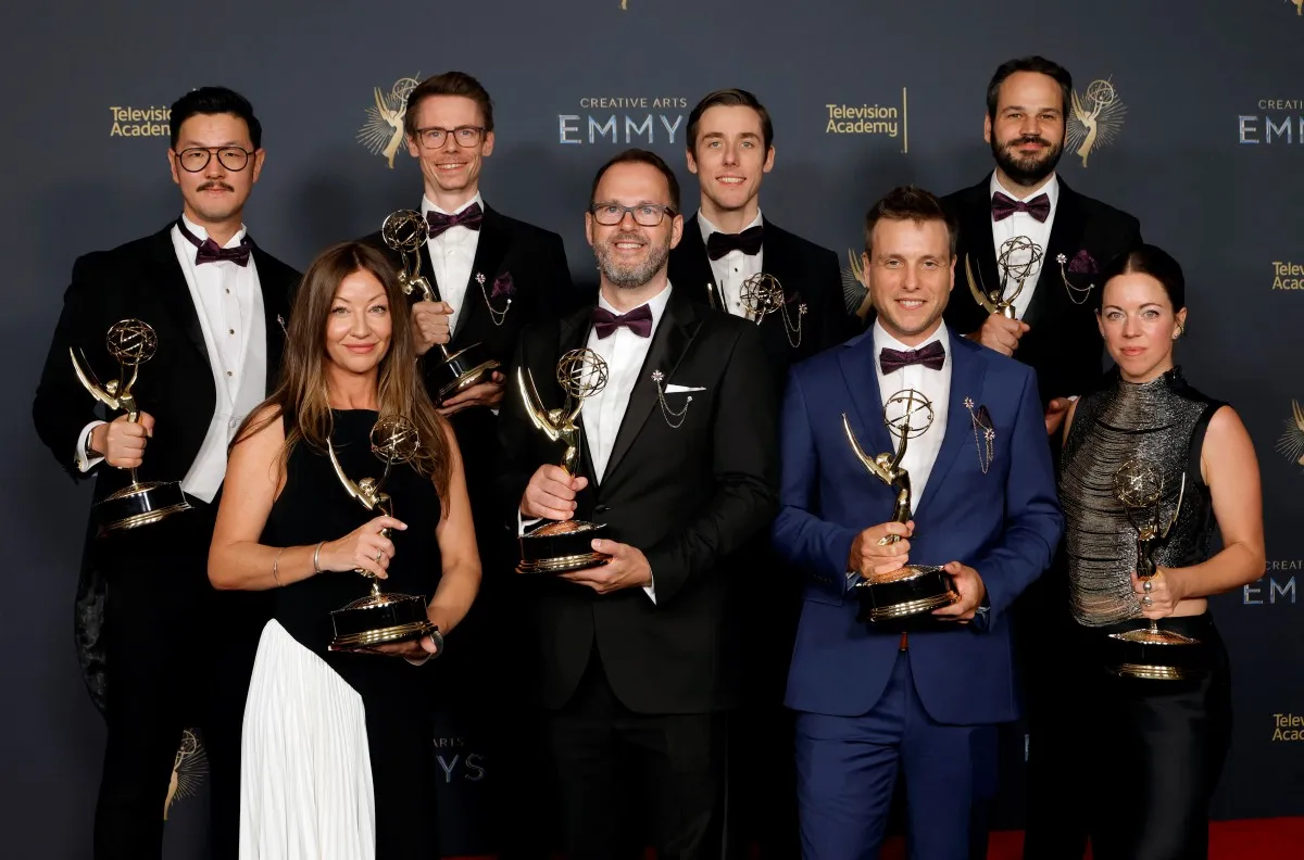 فريق عمل مسلسل The Penguin بعد فوزه بجائزة أفضل مؤثرات بصرية في حلقة واحدة خلال حفل جوائز إيمي للفنون الإبداعية 2025 – مصدر الصورة Frazer Harrison / GETTY IMAGES NORTH AMERICA / Getty Images via AFP