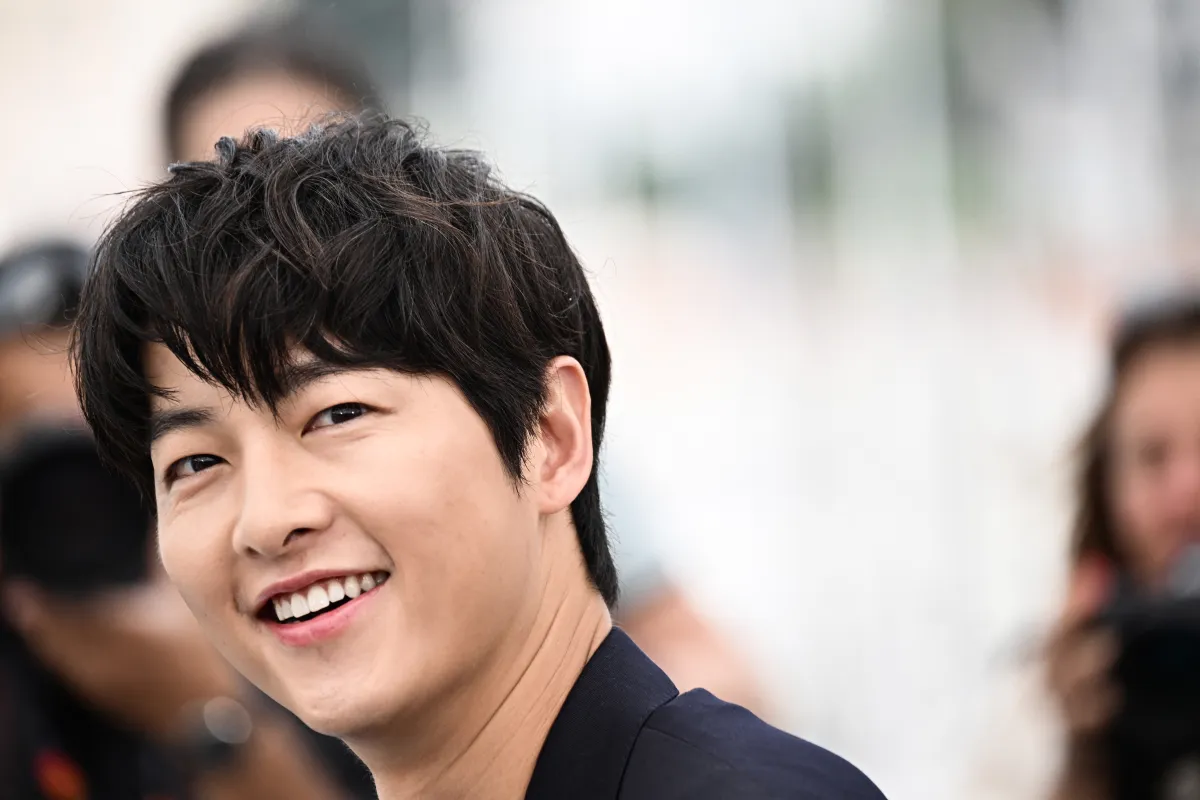 سونغ جونغ كي في مهرجان كان السينمائي 2023 - Song Joong-Ki at the 76th edition of the Cannes Film Festival in Cannes- مصدر الصورة LOIC VENANCE / AFP