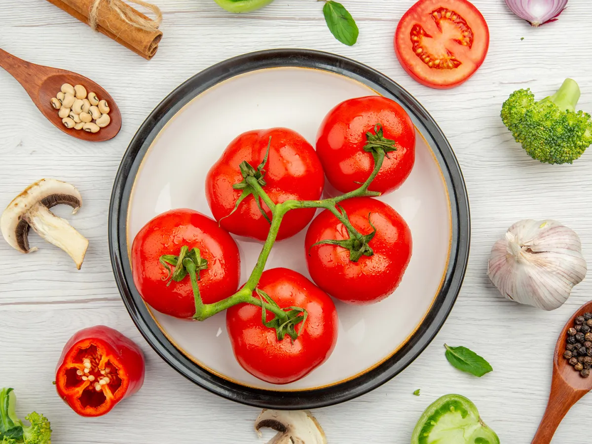 فوائد تناول الطماطم لصحة القلب والعيون مذهلة لصحة الجسم Image by KamranAydinov on Freepik