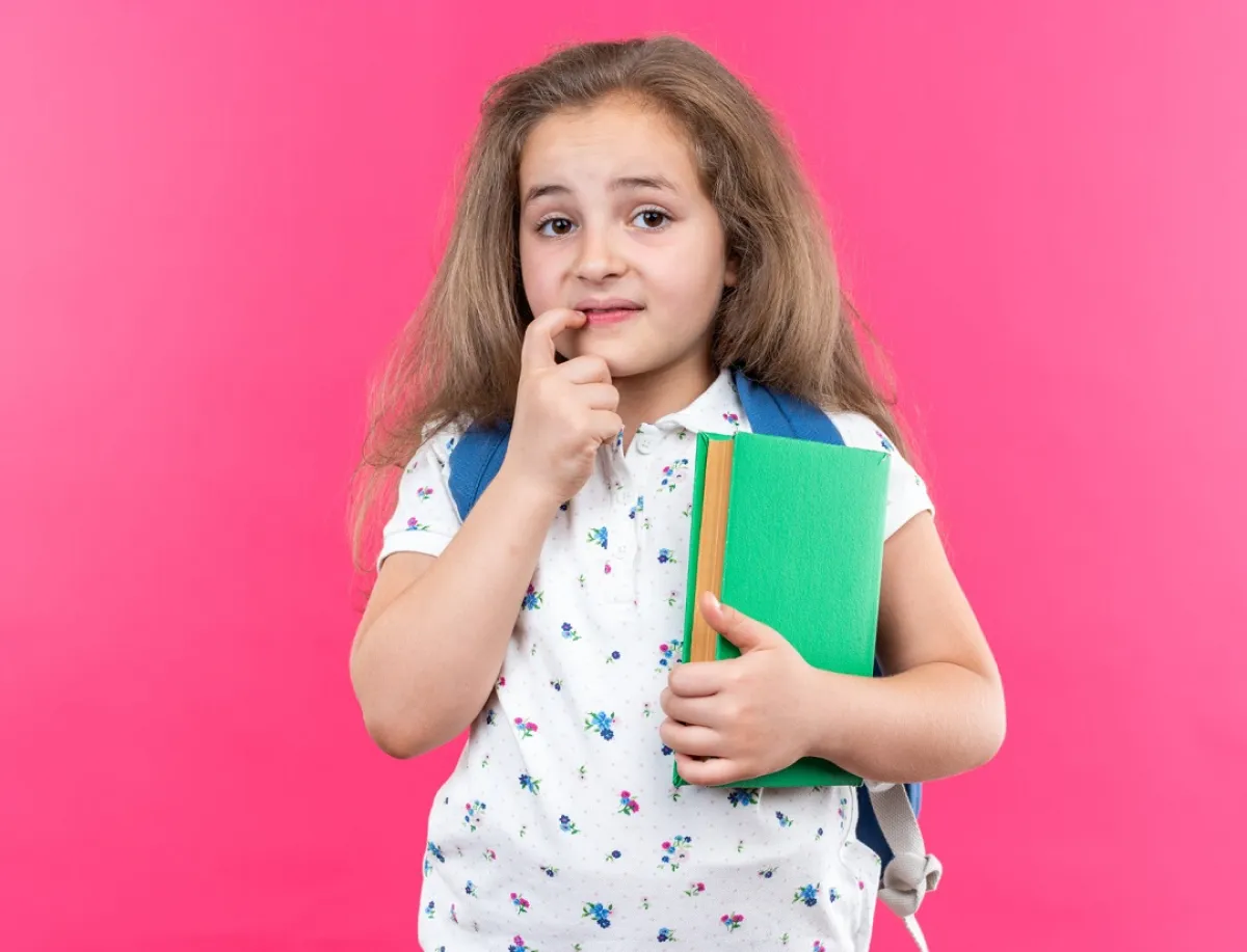 صورة لطفلة قلقة حائرة 