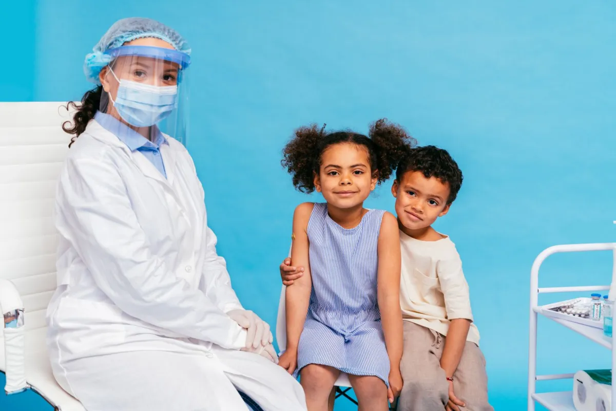 صورة طفلين في العيادة