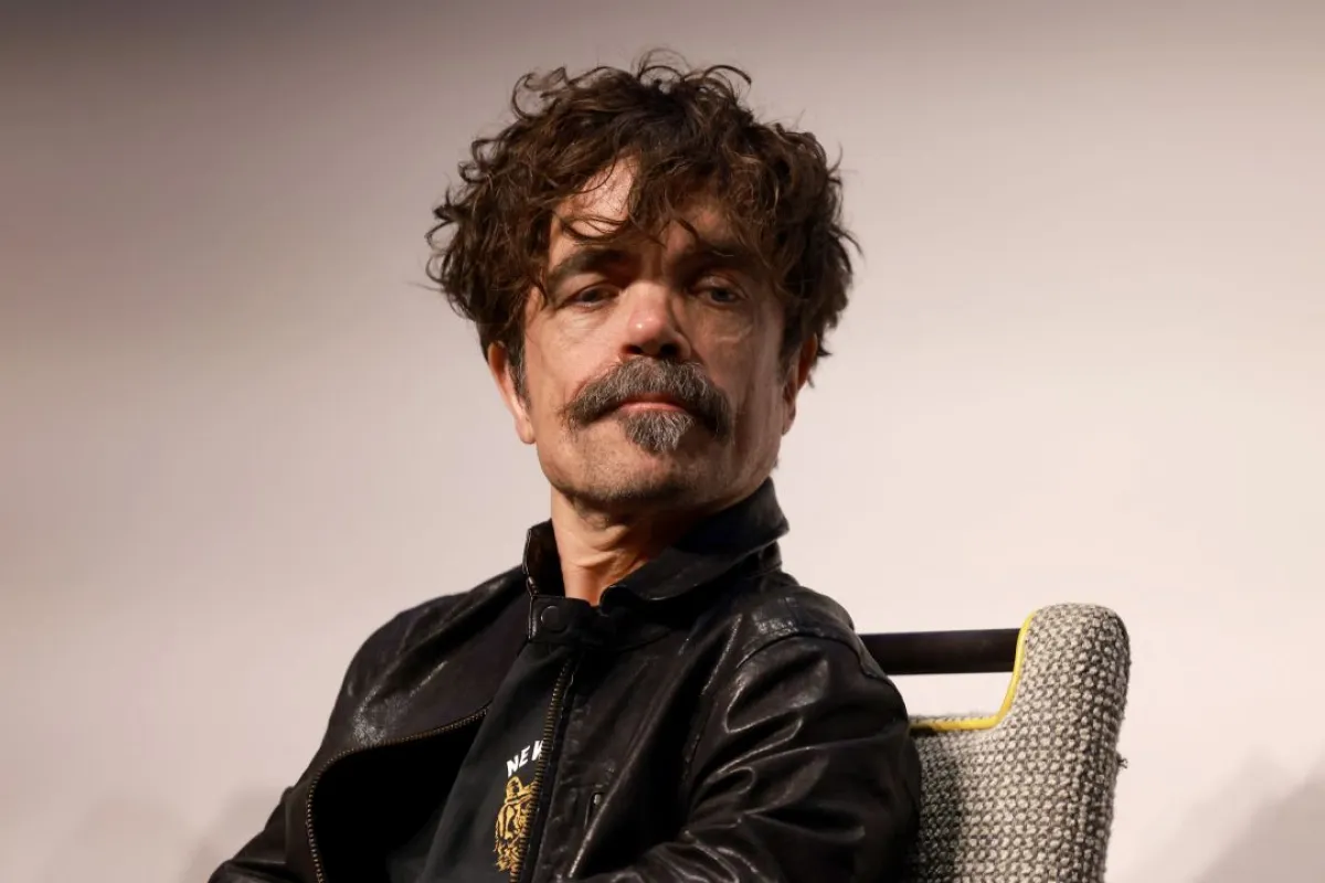 بيتر دينكلاج خلال العرض الخاص لفيلم "روفمان"  Peter Dinklage speaks onstage during the "Roofman" - مصدر الصورة: (Photo by Jason Mendez / GETTY IMAGES NORTH AMERICA / Getty Images via AFP)