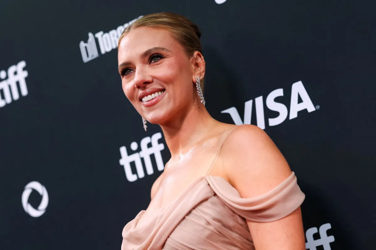 سكارليت جوهانسون Scarlett Johansson في مهرجان تورونتو السينمائي 2025. مصدر الصورة: Cole BURSTON / AFP