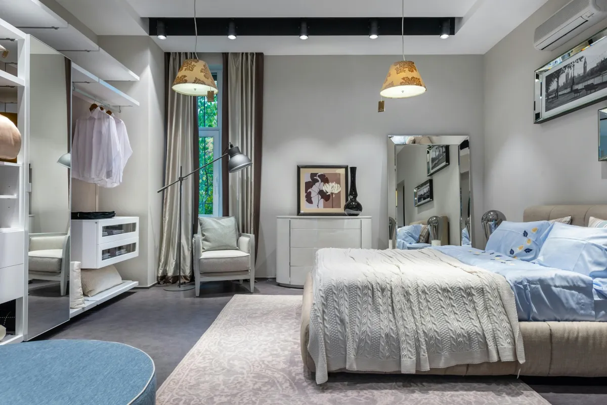 سرير مغطى بغطاء رقيق في غرفة النوم