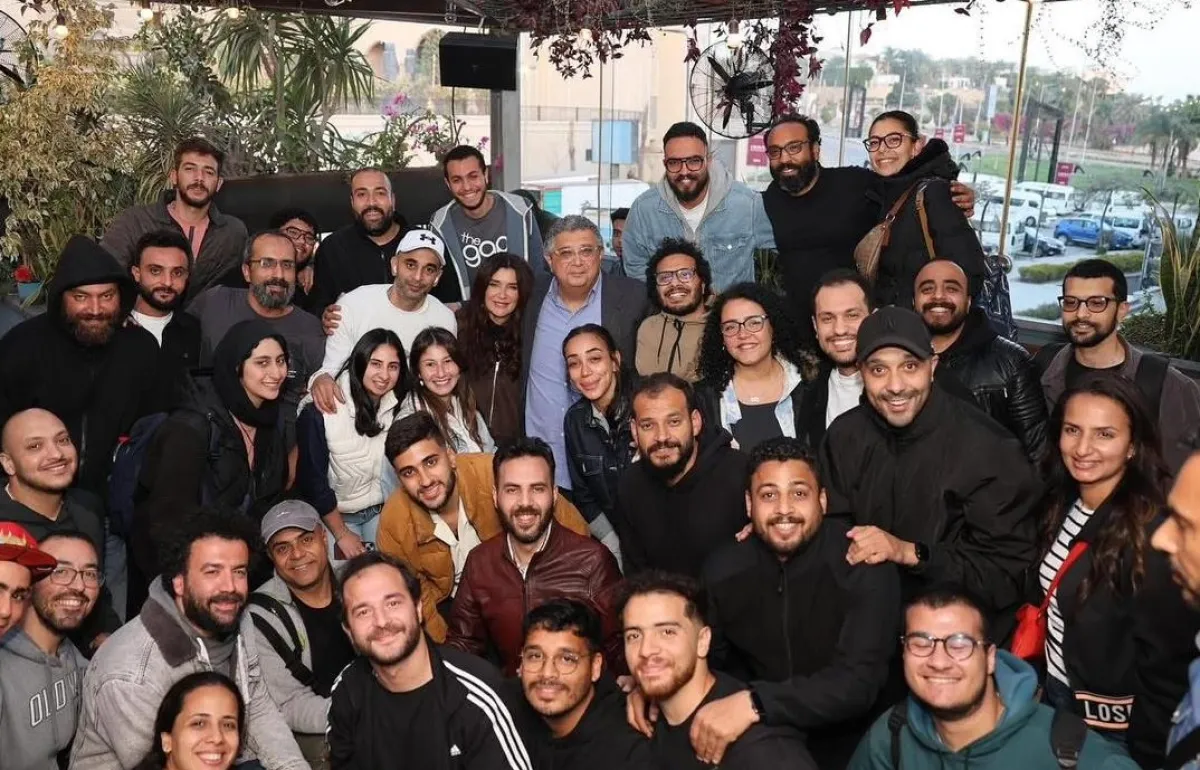 ماجد الكدواني يتوسط فريق عمل فيها إيه يعني- الصورة من المركز الإعلامي للفيلم