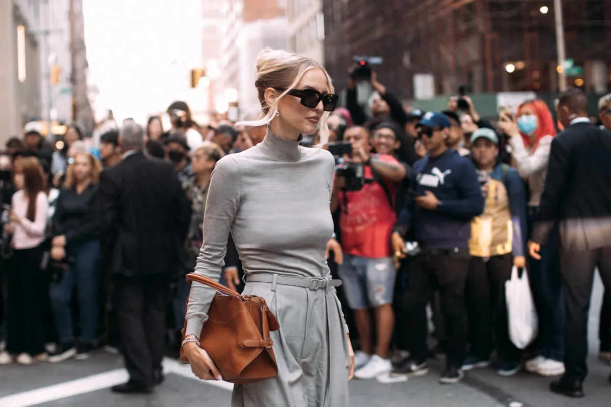 العارضة ليوني هان Leonie Hanne في أسبوع نيويورك للموضة- الصورة من Launchmetrics/Spotlight ©