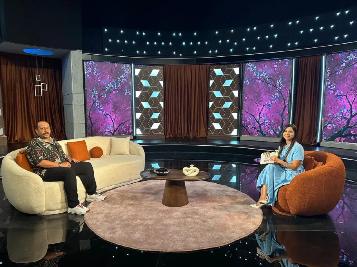 محمد ثروت مع يمنى بدراوي خلال الحلقة- الصورة من المكتب الإعلامي للبرنامج