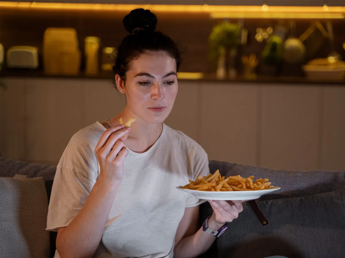 هل تناول وجبة العشاء في وقت متأخر يزيد الوزن؟ -Image By Freepik