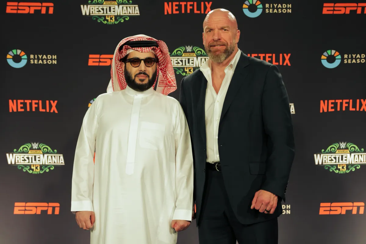 رئيس مجلس إدارة الهيئة العامة للترفيه المستشار تركي آل الشيخ والمدير التنفيذي للمحتوى في WWE، بول تريبل إتش ليفيسك. الصورة من الحساب الرسمي للمستشار تركي آل الشيخ على منصة x