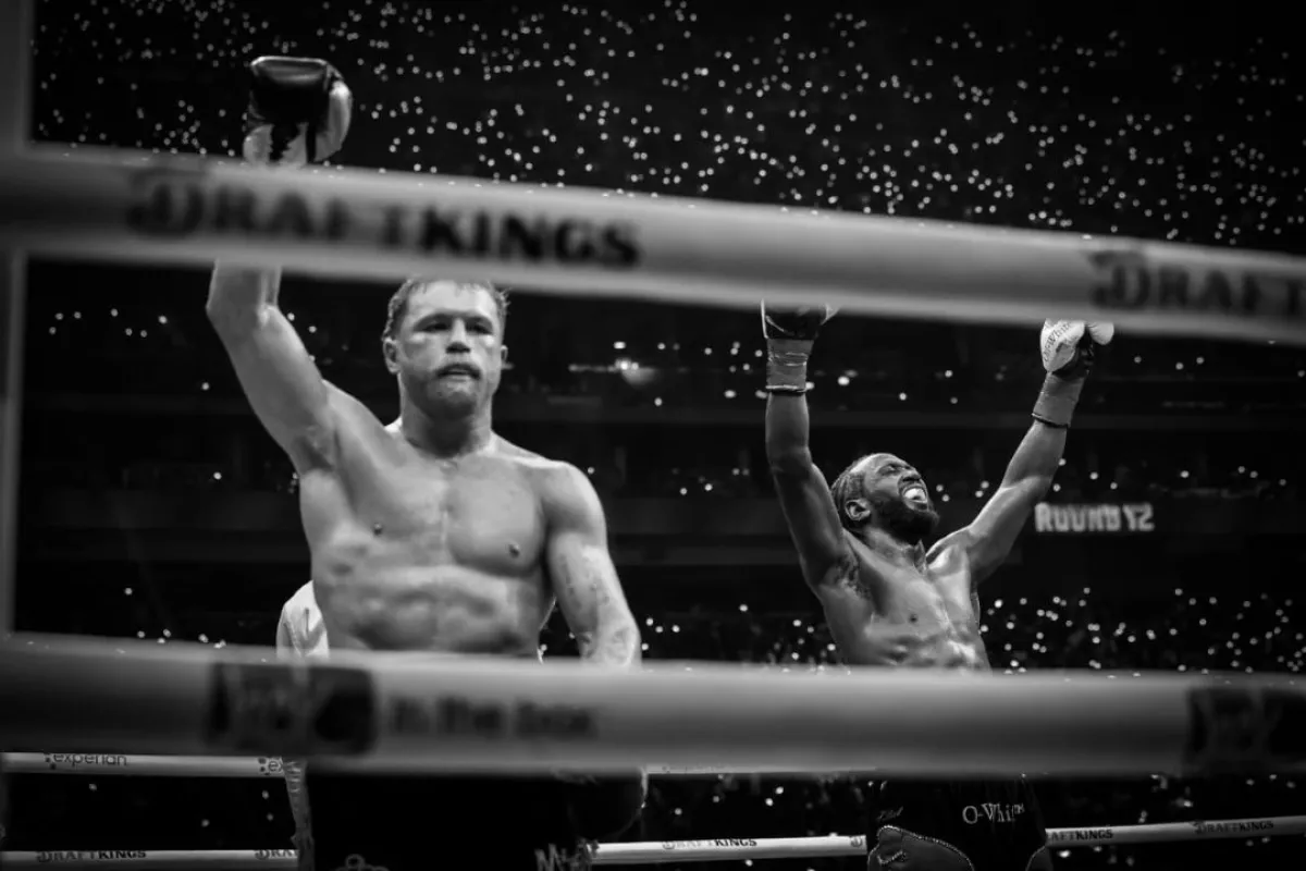 الأميركي تيرينس كروفورد والمكسيكي ساؤول "كانيلو" ألفاريز 