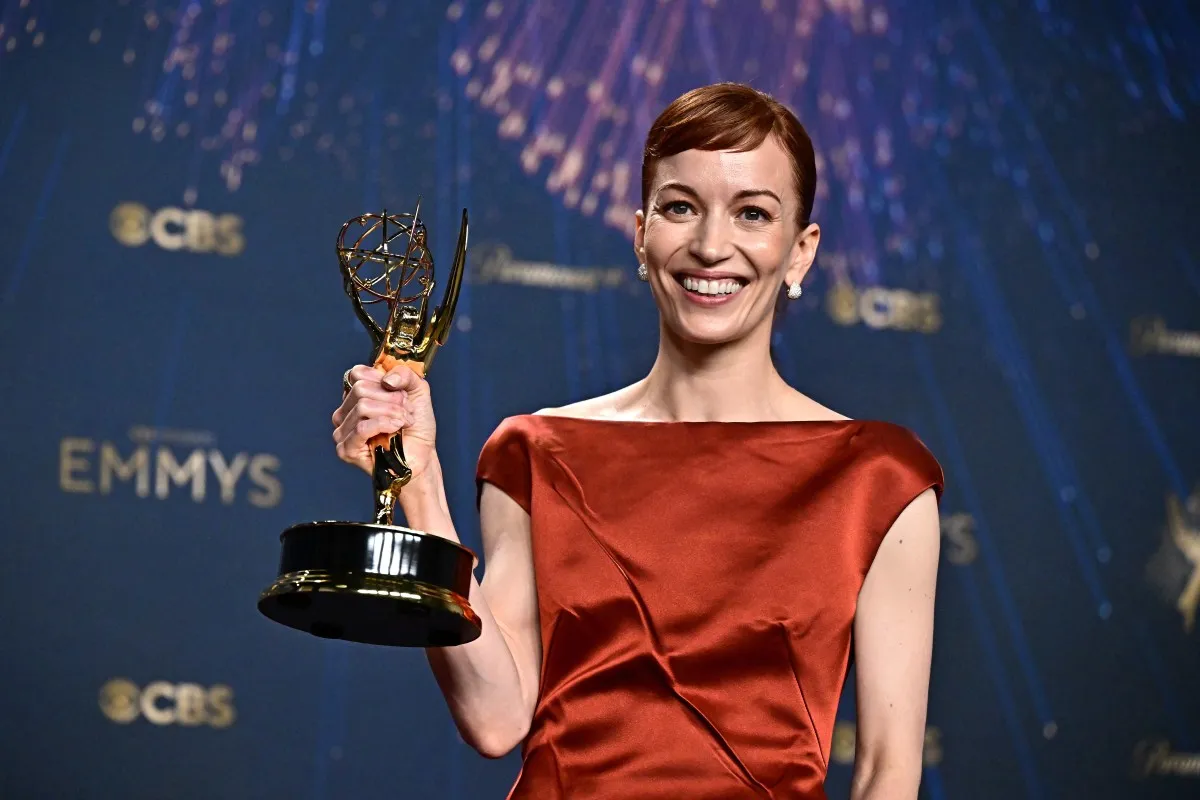 بريت لور Britt Lowerمن حفل جوائز إيمي برايمتايم 2025. مصدر الصورة:rederic J. Brown / AFP) / RESTRICTED TO EDITORIAL USE