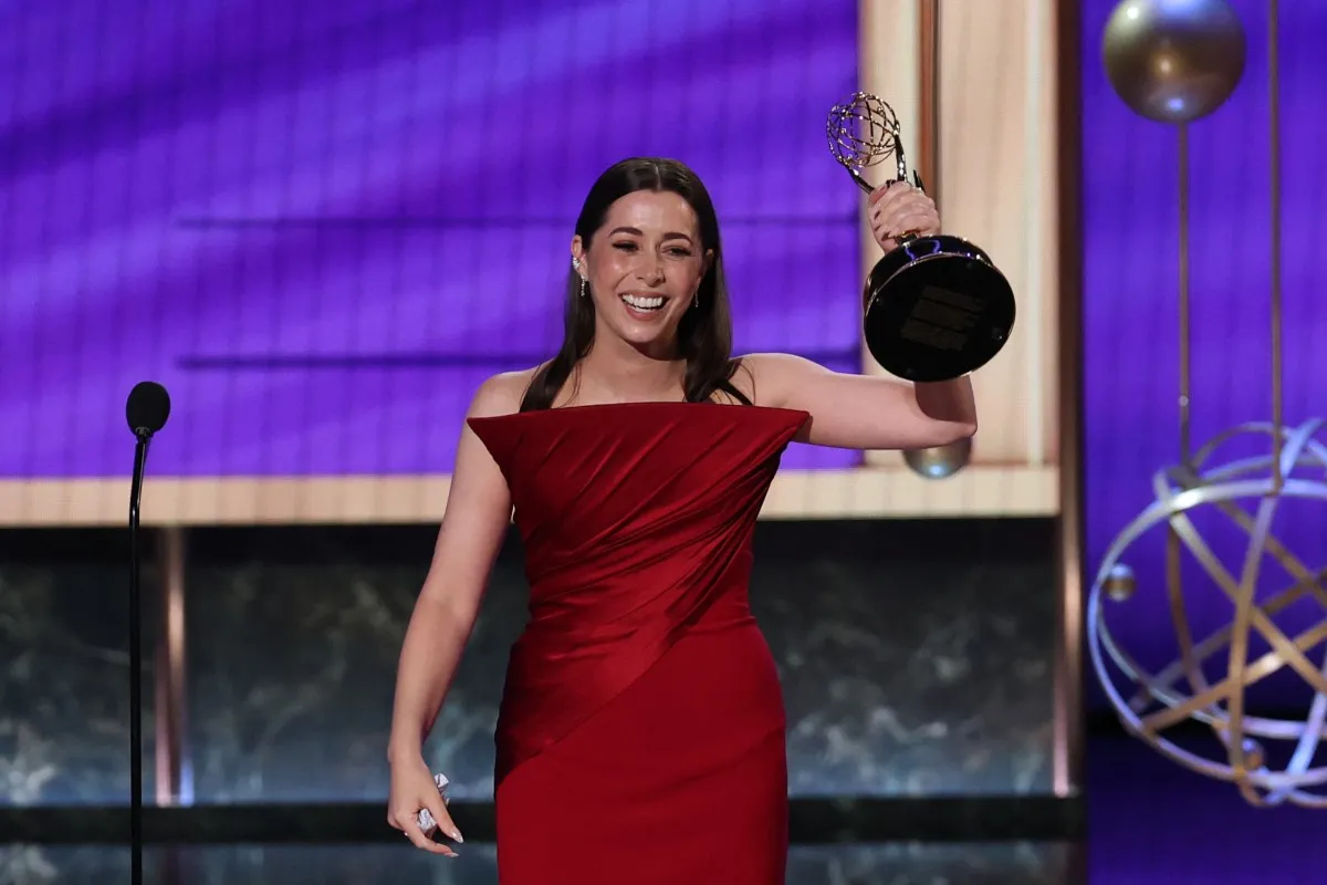 كريستين ميليوتي Cristin Milioti من حفل جوائز إيمي برايمتايم 2025. مصدر الصورة: VALERIE MACON / AFP) / RESTRICTED TO EDITORIAL USE