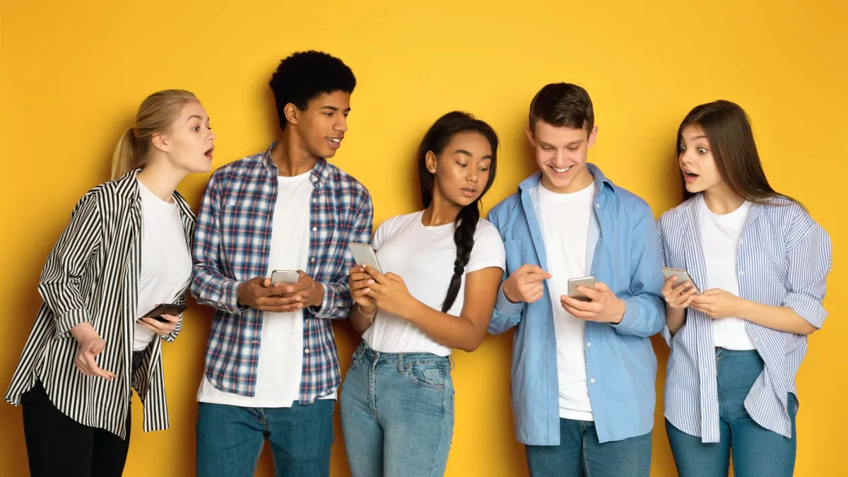 صورة مراهقين يتابعون وسائل التواصل الاجتماعي